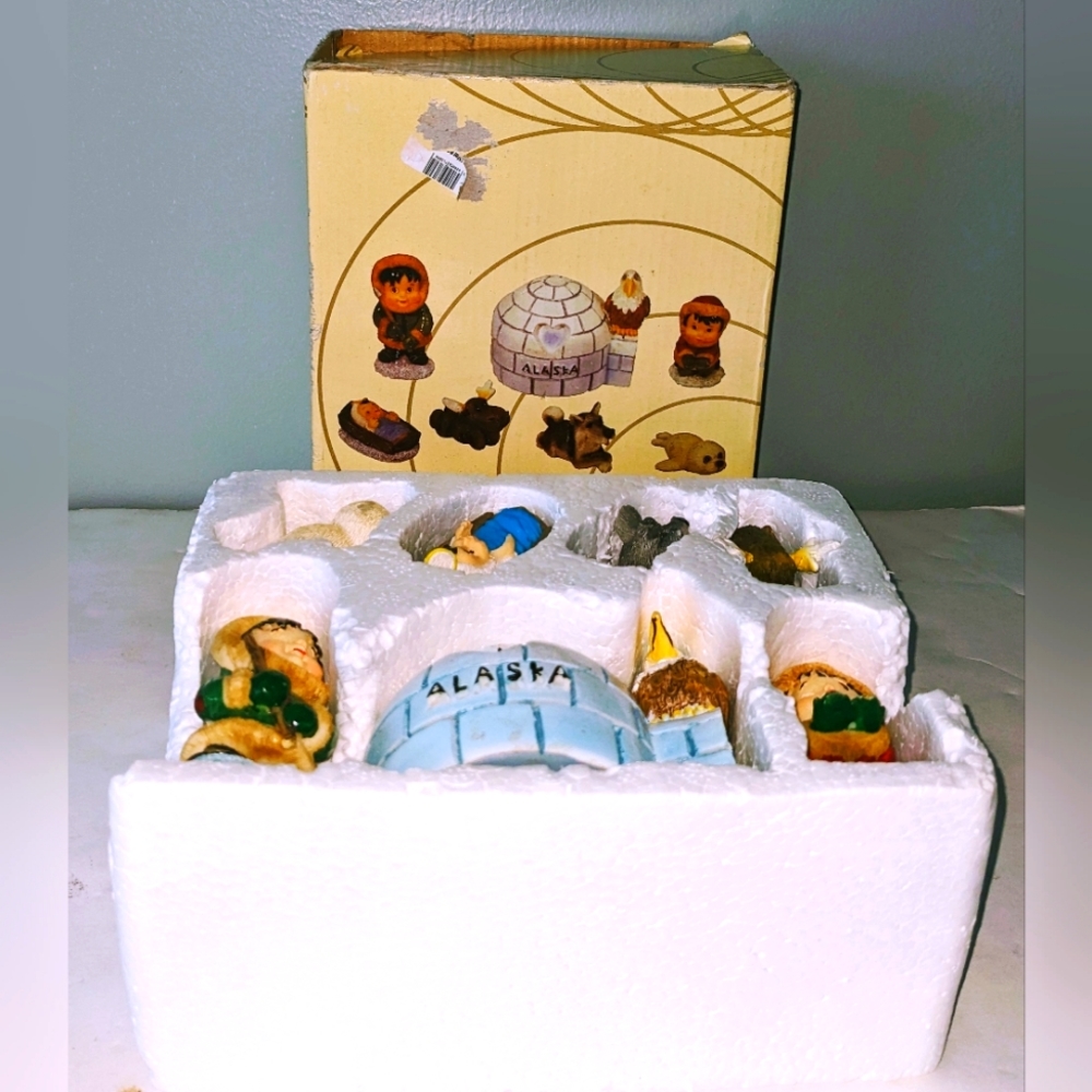 Christmas Nativity Set Alaska Eskimo Igloo Jesus Moose - 7 pieces